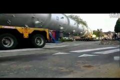 国产货车车祸视频播放,国产货车车祸现场触目惊心